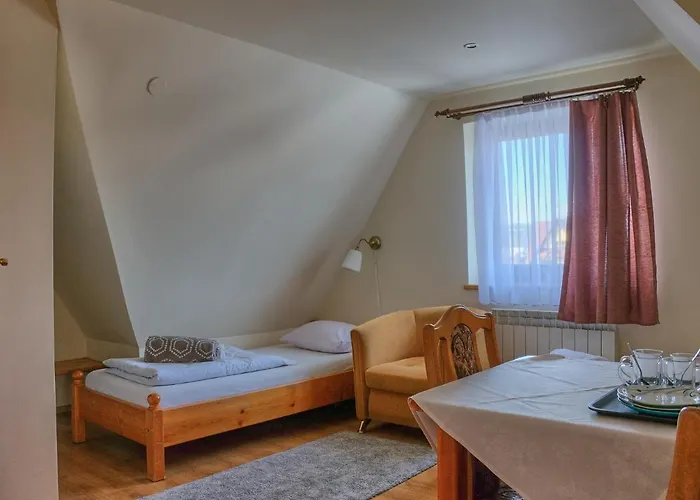 住宿加早餐酒店 Knieja 穆扎希赫尔