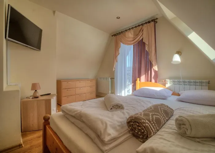 住宿加早餐酒店 Knieja 穆扎希赫尔